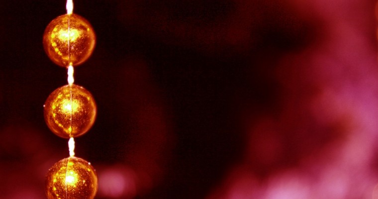 Outdoor Christmas decorations: luminaries