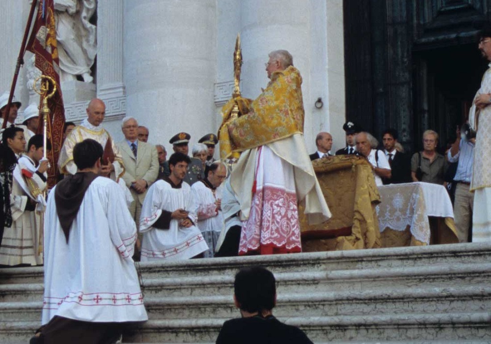 Eucharistic blessing