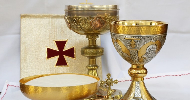 Metal or olive wood? Check out Holyart chalices, pyxes and patens.