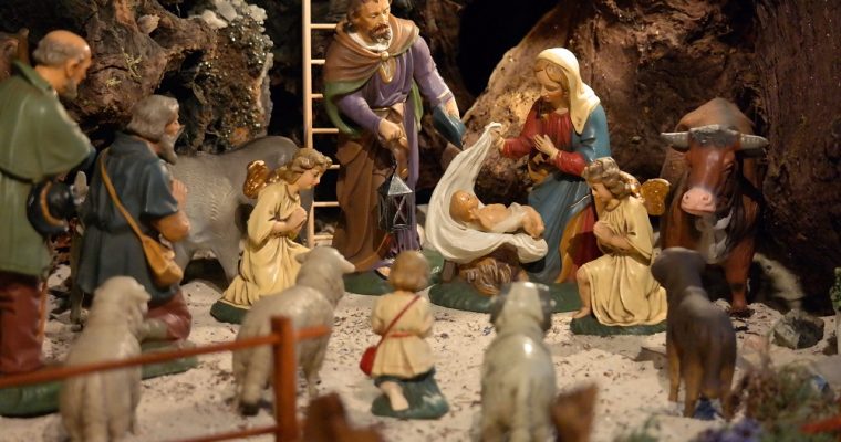 How to build a DIY nativity scene: a mini guide