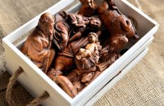 Building the Nativity scene according to expert advice