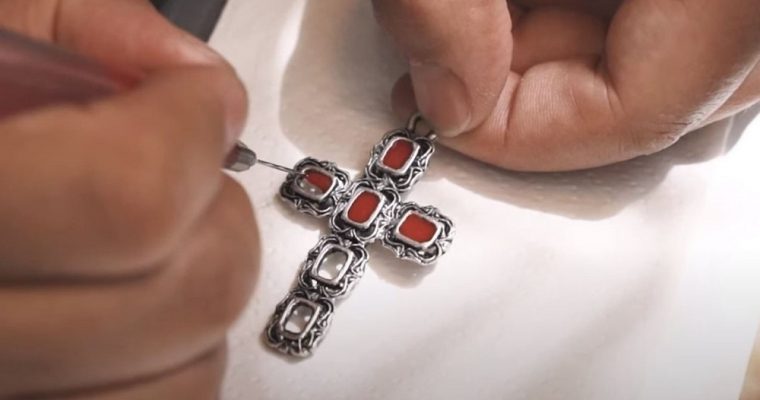 Religious jewellery: the new Holyart product line