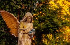 Angels and Saints: how the life of some saints was influenced by angels